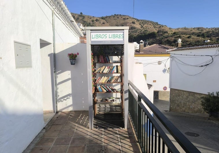 Una segunda vida para las cabinas de teléfono en Málaga: mini bibliotecas